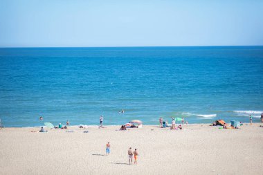 31 Ağustos 2019. Ukratna, Odessa, plaj. İnsanlar tarafından deniz ve sahil.