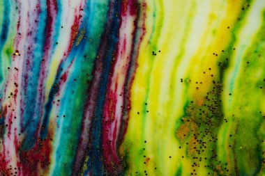 Altın parıltılarla kaplı parlak renklerin rengarenk arka planı.