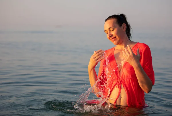 Schöne Ältere Frau Badet Meer Und Spritzt Wasser — Stockfoto