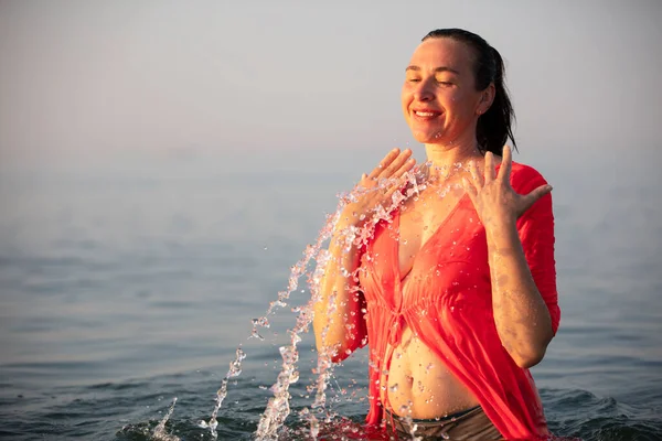 海の中に美しいお年寄りの女湯が湧き出す — ストック写真