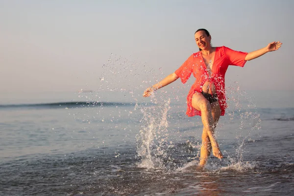 Szczęśliwa Starsza Kobieta Rozpryskuje Wodę Wybrzeżu — Zdjęcie stockowe