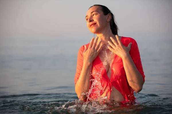 海の中に美しいお年寄りの女湯が湧き出す — ストック写真