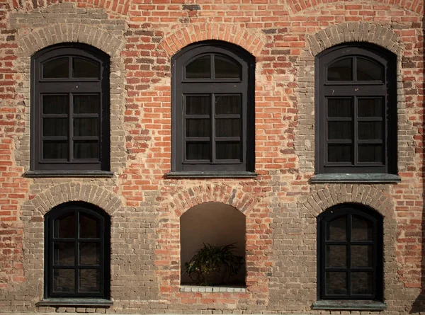 Mur Briques Vieux Bâtiment Avec Fenêtres Cintrées — Photo