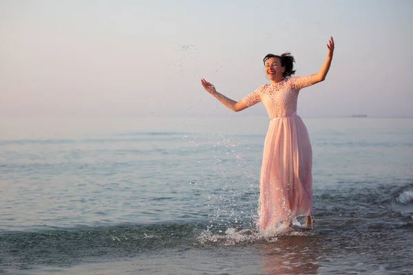 Счастливая Женщина Средних Лет Платье Брызгает Водой Моря — стоковое фото