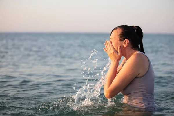 Kobieta Średnim Wieku Pływa Morzu — Zdjęcie stockowe