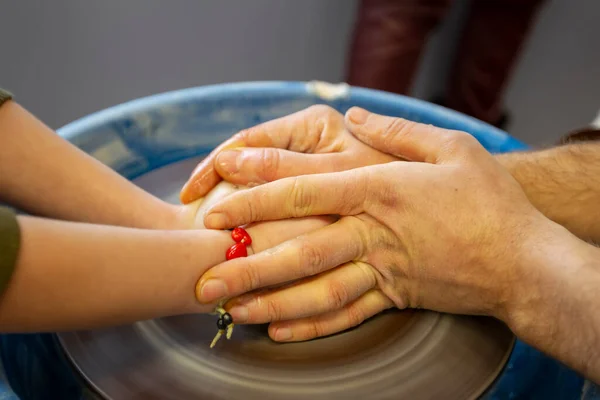 Gros Plan Des Mains Potier Main Enfant Avec Objet Sur — Photo