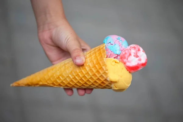 Детская Рука Держит Красочный Рожок Мороженого Сером Фоне — стоковое фото