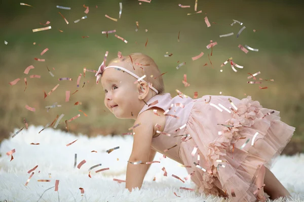 Una Niñita Graciosa Confeti Brillante Niño Celebra Año Hermoso Bebé — Foto de Stock