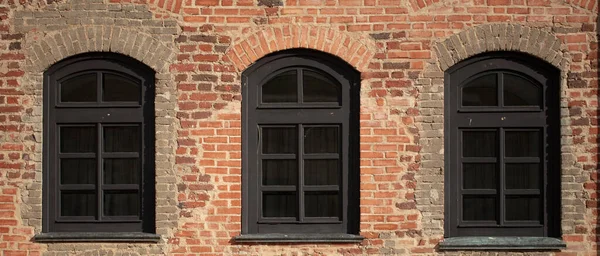 Mur Briques Vieux Bâtiment Avec Fenêtres Cintrées — Photo