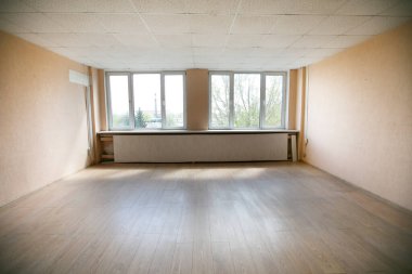 Bej duvarlı boş oda.