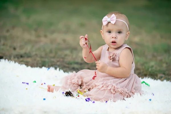 Una Hermosa Niña Paseo Por Parque Verano Niño Año Dulce — Foto de Stock