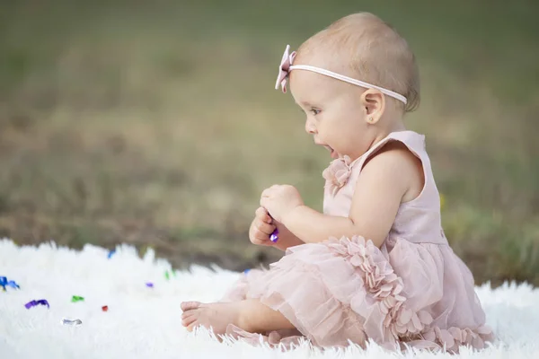 Una Niñita Graciosa Paseo Por Parque Verano Niño Año Dulce — Foto de Stock