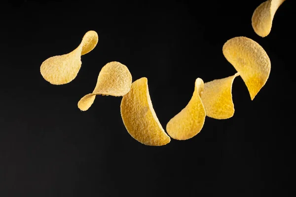 Chips Svart Bakgrund Flygande Potatischips — Stockfoto