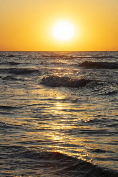 Belo Pôr Sol Sobre Mar Sol Vermelho Ondas — Fotografia de Stock