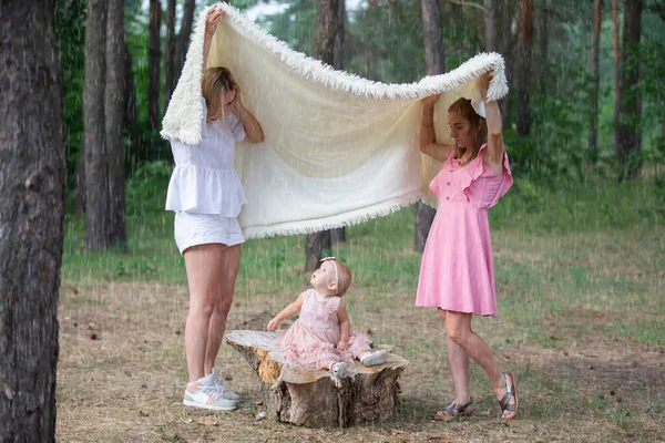 Twee Vrouwen Verbergen Een Kind Het Bos Regen — Stockfoto