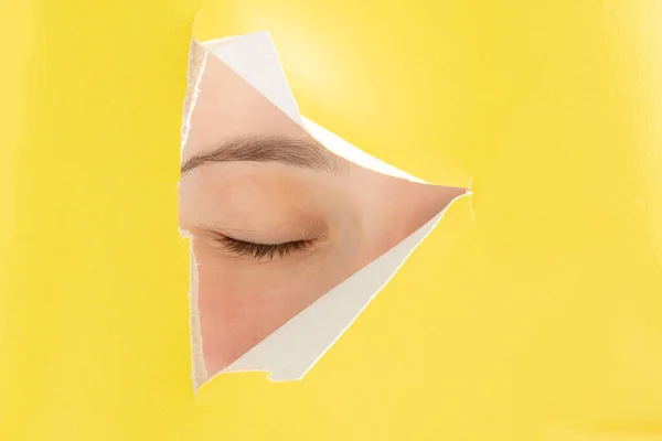 Papel Amarillo Con Triángulo Cortado Medio Ojo Humano Cerrado — Foto de Stock