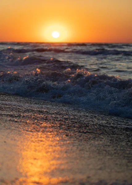 Belo Pôr Sol Sobre Mar Sol Vermelho Ondas — Fotografia de Stock