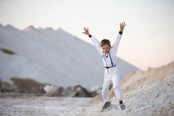 Ragazzo Giacca Cravatta Astronauta Americano Salta Uno Sfondo Montagne Bianche — Foto Stock