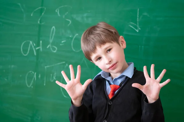 Uczennica Klasie Szczęśliwy Uczeń Zielonej Tablicy Pokazuje Rękami Swoją Dziesiątą — Zdjęcie stockowe
