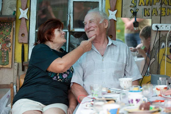 Elderly Husband Wife Have Fun Talking Each Other — Stock Photo, Image