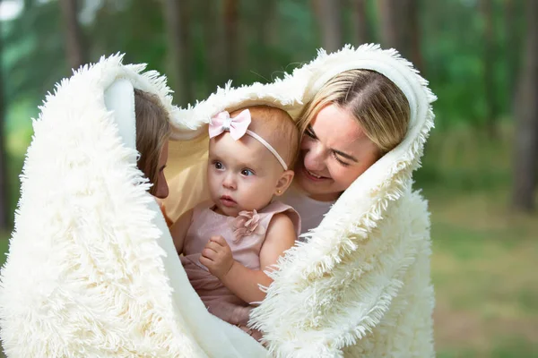 Due Donne Tengono Tra Braccia Una Bella Bambina — Foto Stock