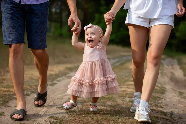 Szczęśliwa Jednoletnia Dziewczynka Jest Przetrzymywana Przez Tatę Mamę Małe Dziecko — Zdjęcie stockowe