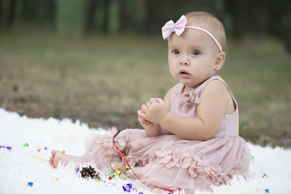 Una Hermosa Niña Paseo Por Parque Verano Niño Año Dulce — Foto de Stock