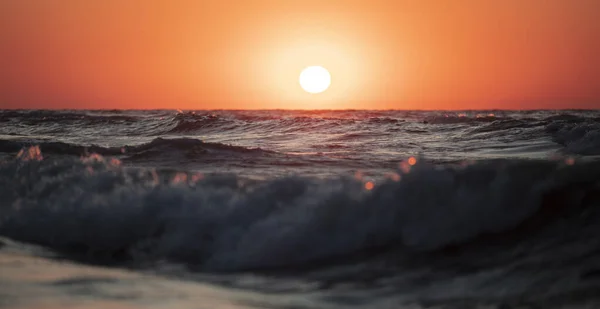 Hermosa Puesta Sol Sobre Mar Sol Rojo Olas — Foto de Stock
