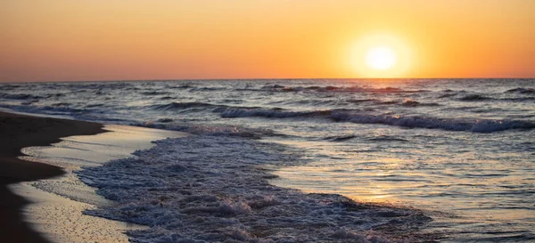 Belo Pôr Sol Sobre Mar Sol Vermelho Ondas — Fotografia de Stock