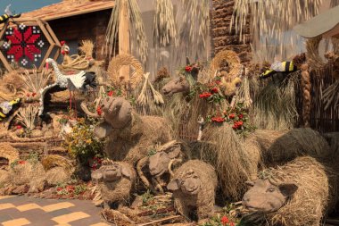 Etnik Slav ürünleri ve samandan yapılmış sanat objeleri: koyun, domuz ve diğer evcil hayvanlar.