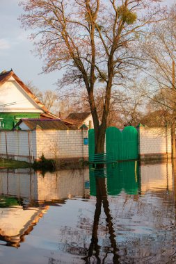 Bahar baskını. Bahar nehri sel baskınından dolayı arsalardan sel basmış..