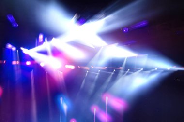 Mavi ve mor ışıklı bir ışık gösterisi. Işıklar sahnede.