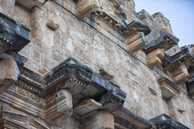 Antik amfitiyatronun taş duvarının bir kısmı mimari elementlerle dolu..