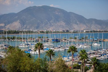 Bir dağ zeminine karşı çok sayıda yatı olan bir Türk kıyı kenti.