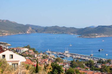 Yukarıdan alınmış küçük beyaz evleri olan güzel bir sahil kasabası. Deniz kenarındaki evler.