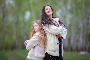 Anne ve kızı parkta yürüyorlar..