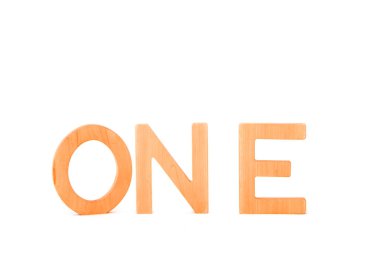 Tahta harfler O ve E N birbirinin üstünde. Görüntü basit ve minimalist görünüyor..