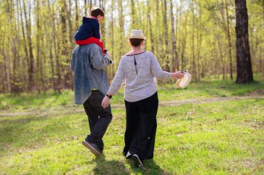 Büyükbabam, büyükannem ve torunum dışarıda eğleniyorlar..