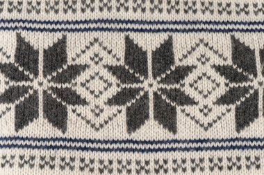 Kare ve üçgen desenli örülmüş bir öge