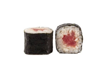 Beyaz arka planda pembe dolgulu bir suşi rulosu gösterilir