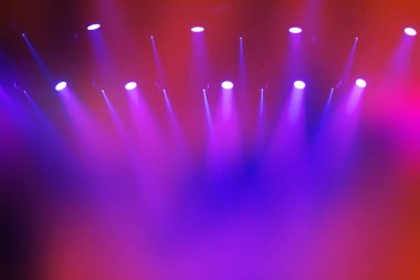 Sahne ışıklarından pembe ve mavi bir gökkuşağı.