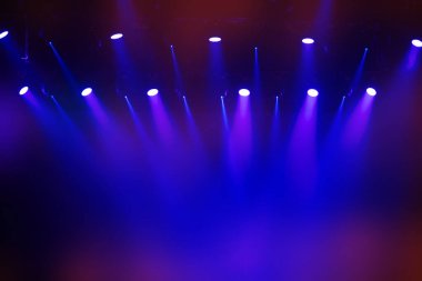 Konser ışıklarından mavi sahne ışığı.