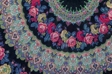 Çiçeksel etnik desenli klasik siyah bir eşarp..