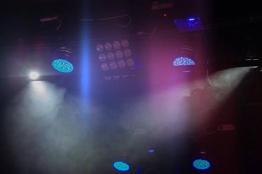 Beyaz ve mavi ışık demetleriyle sahne ışıkları.