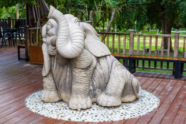 Sanya, Hainan, Çin - 20 Şubat 2020 Budist merkezi Nanshan 'daki taş fil heykeli.
