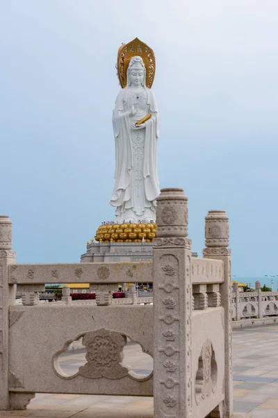 Sanya, Hainan, Çin - 20 Şubat 2020: Bulutlu bir günde Budist şehir merkezi Nanshan 'daki Guanyin Anıtı.