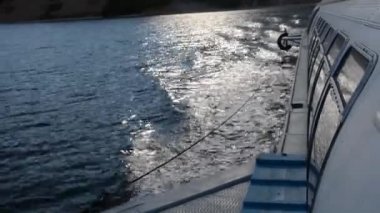 Nehir yolcusu hidrofolyo gemisi Meteor Projesi 342E ile seyahat edin. El kamerasıyla ateş edilmiş. Kamera sallaması.