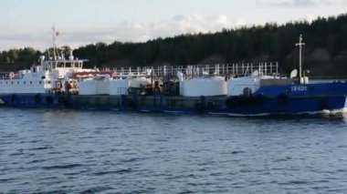 Nehir taşıması. Güneşli bir günde Volga boyunca 342E 