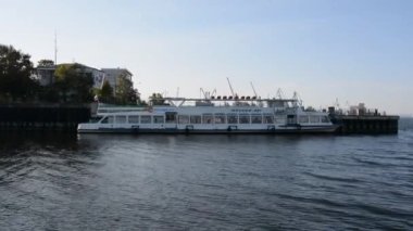 342E Meteor Nehri yolcusu hidrofolyo gemisi Kazan nehir limanından kalkıyor. Gemideki yazıtlar: 