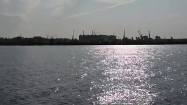 342E Meteor nehri yolcusu hidrofolyo gemisi Kazan nehir limanı boyunca ilerliyor. El bilgisayarı atışı.